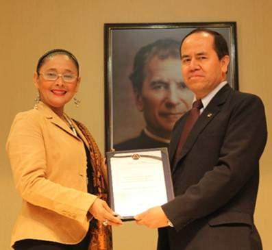 Marcia Vargas Hernández, presidente de ACAAI, entregó a las autoridades superiores y del programa de Diseño Gráfico, impartido por la Facultad de Ciencias y Humanidades de la Universidad Don Bosco de