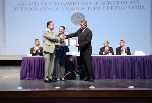 Marcia Vargas Hernández, hizo entrega de los certificados a cada uno de los Decanos de las Facultades, que realizaron el proceso de acreditación y expresó que la mejora continua es un proceso