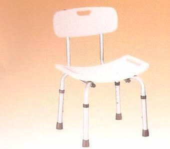 - El asiento es de plástico y dispone de desagües y asideros integrados a ambos lados del asiento para mejorar la higiene y la comodidad.