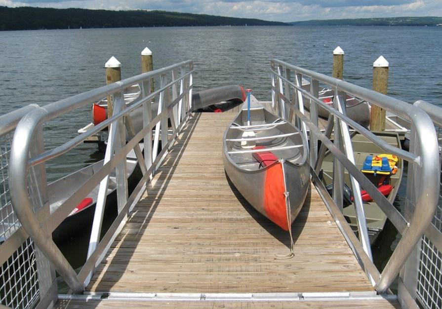 Nuestras pasarelas, muelles, y embarcaderos tienen en común la misma estructura de marco robusta tipo canal E hechas de aluminio de grado marino.