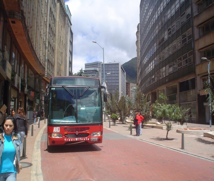 DEL TRANSPORTE COLECTIVO TRADICIONAL A TRANSMILENIO Más que un esquema operativo de transporte público, el aporte de TransMilenio fue la transformación en la forma de contratación De la competencia