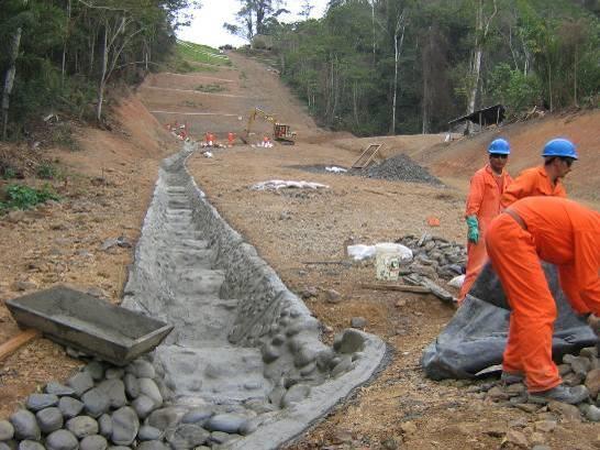 SE APRECIA LA PARTE FINAL DE LA CONSTRUCCIÓN DEL CANAL DE MAMPOSTERIA DE PIEDRA MARGEN IZQUIERDA DEL DDV