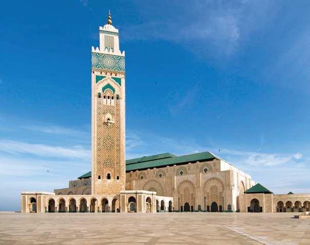 La mezquita Hassan II es una de las pocas mezquitas del mundo que permite entrar a visitantes no musulmanes. El casco antiguo de Heraklión todavía está custodiado por sus enormes murallas venecianas.