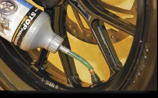 Cómo funciona? Stop Pinchazos se aplica previamente en la rueda de forma preventiva en el interior de la cámara o el neumático.