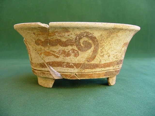 BIAZA VASIJAS Y COLLARES Ejemplo de una vasija con soportes, de pasta blanca y con decoración de motivos acuáticos