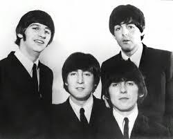 la imagen del grupo combinado con una música nueva, diferente, en una postguerra donde una joven generación empieza a tener poder adquisitivo, The Beatles, rompiendo las reglas, en poco tiempo se