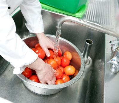 usarlos. Durante la preparación de alimentos fríos, los productos frescos deben lavarse correctamente y los ingredientes deben de ser inspeccionados antes de ser usados.