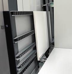 En el plano de trabajo hay instalado un sistema de contrapresión que mantiene perfectamente posicionado el panel en la máquina dependiendo del espesor de la pieza que se esté