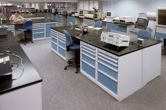 Los gabinetes de almacenamiento ayudan a Molex a diseñar un espacio de trabajo más funcional.
