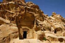 nuevos detalles del lugar. Por la tarde visita del lugar conocido como Al Beidhha o la Pequeña Petra, donde se encontró el siq con el tesoro más pequeño.