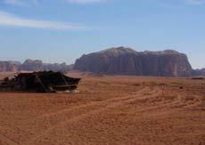 CAMPAMENTO DISI WADI RUM Campamento en el desierto básico en