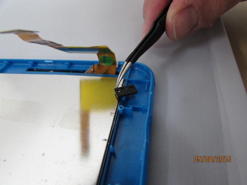 Paso 14 Pantalla LCD Retire los tornillos y las lengüetas de plástico