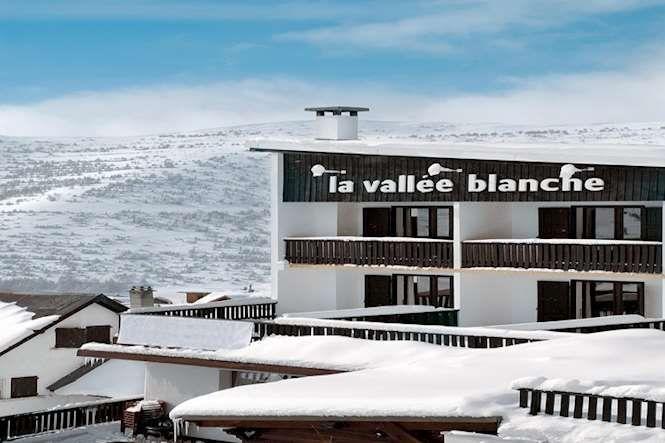 Vista del hotel Vallée Blanche, en invierno, ubicado