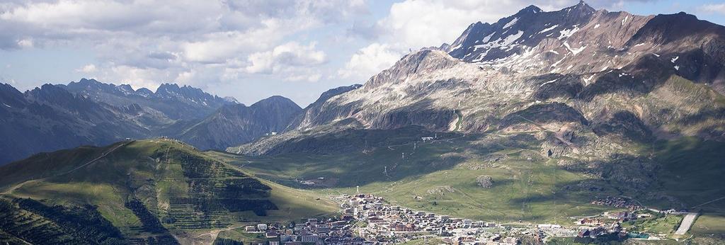 Vista de la estación de ski de l Alpe d Huez, donde tendrás el placer de dormir dos noches para ver en vivo un poco de la gran historia del ciclismo mundial Jueves 19 de julio: Etapa 12: