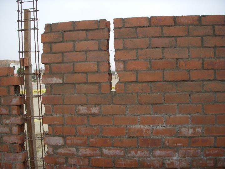 Otro método de conexión utilizado entre los muros y las columnas de confinamiento fue el tipo dentado, consistiendo en