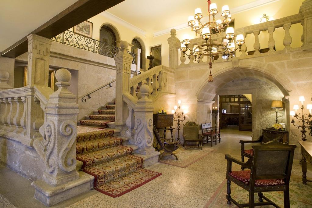 Parador de Pontevedra Porque lo que buscas es cenar en un lugar con historia, como este magnífico palacio renacentista del siglo XVI en el que encontrarás una escalinata en la que te recomendamos que