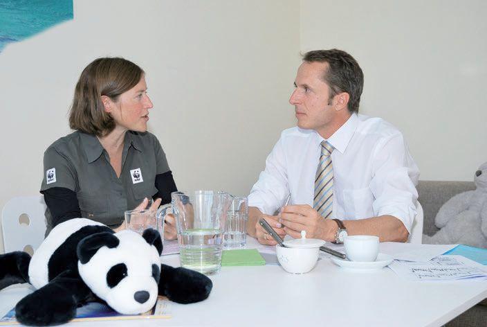 La Dra. Hildegard Aichberger (WWF Austria) en conversación con el Sr. Markus Würcher (Trodat GmbH). atmósfera, veremos que ha aumentado dramáticamente en las últimas décadas: mientras que en los 00.