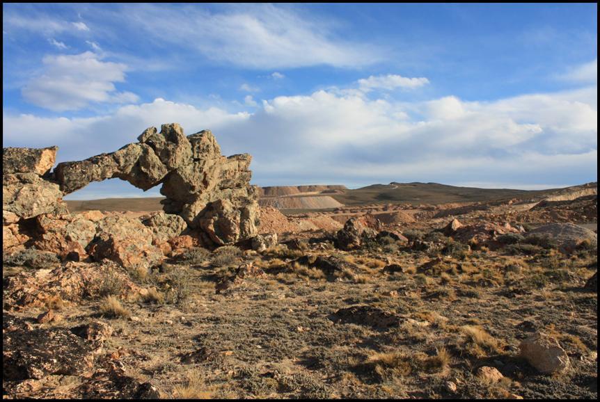 LITOLOGÍA Rocas volcánicas de Edad Jurásica Formación Chon