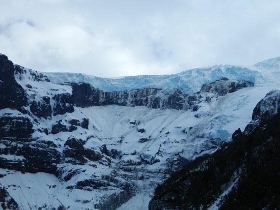 d) GLACIARES ALPINOS. Se trata de las formas glaciares más conocidas, con un glaciar de circo que puede tener diferentes niveles, con desarrollo o no de una pequeña lengua glaciaria.