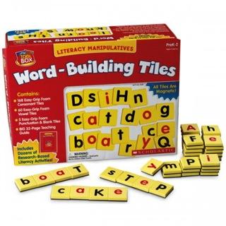 974 + IVA ID Convenio Marco: 1281169 Kit Temático Word Building Tiles Caja temática con magnetos con letras