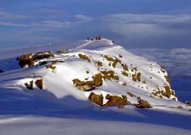695 m que se encuentra a los pies del pico Kibo será en una jornada de 6-8hrs 10kms por zona de desierto alpino. Al