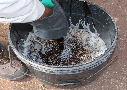 disolverá previamente la urea en agua asegurando que el peso del agua no supere el peso de la urea; una vez disuelta la urea se mezcla