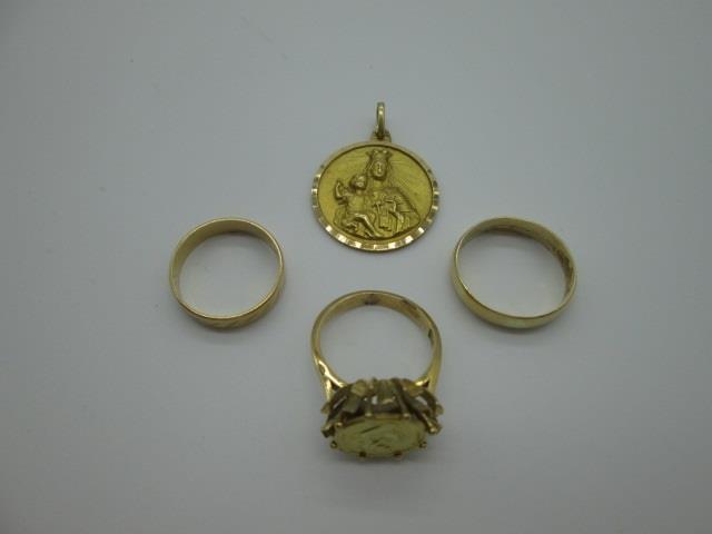 LOTE: L-030 Peso: 16,00 Precio: 305,00 Dos alianzas de oro; una medalla de oro y una sortija de oro.