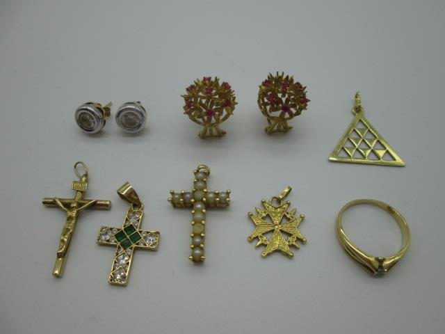 un par de dormilonas de oro bicolor con piedras; tres cruces de oro, una con piedras, una con perlas y dos