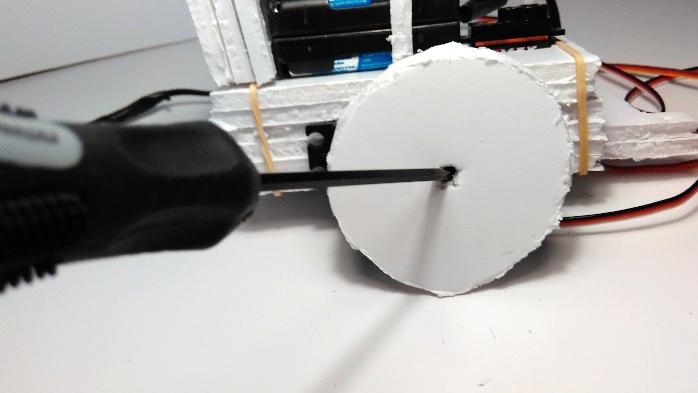 Una vez que tengamos las dos ruedas hechas las atornillamos a los servos de nuestro robot (Figura 1.