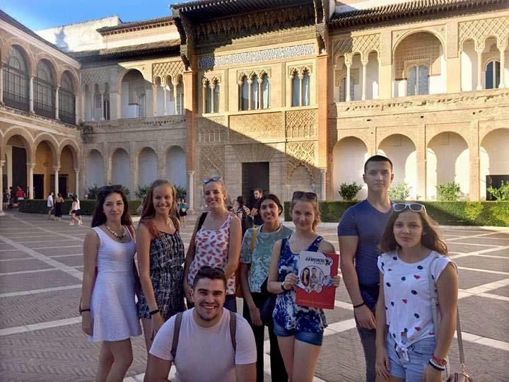 PÁGINA 15 Experiencias de alumnos de las secciones húngaras Una maravilla llamada Sevilla En el mes de enero de 2017 se publicó la concesión al instituto de una beca de la Escuela de Idiomas Carlos V