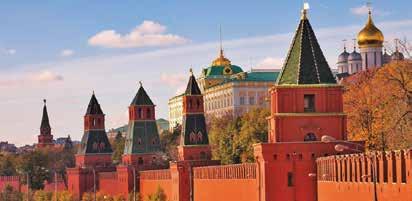 A través de amplias avenidas como la célebre Tverskaya, llegaremos a la Plaza Roja, declarada Patrimonio de la Humanidad por la UNESCO, llamada así por el color de los ladrillos de los edificios que