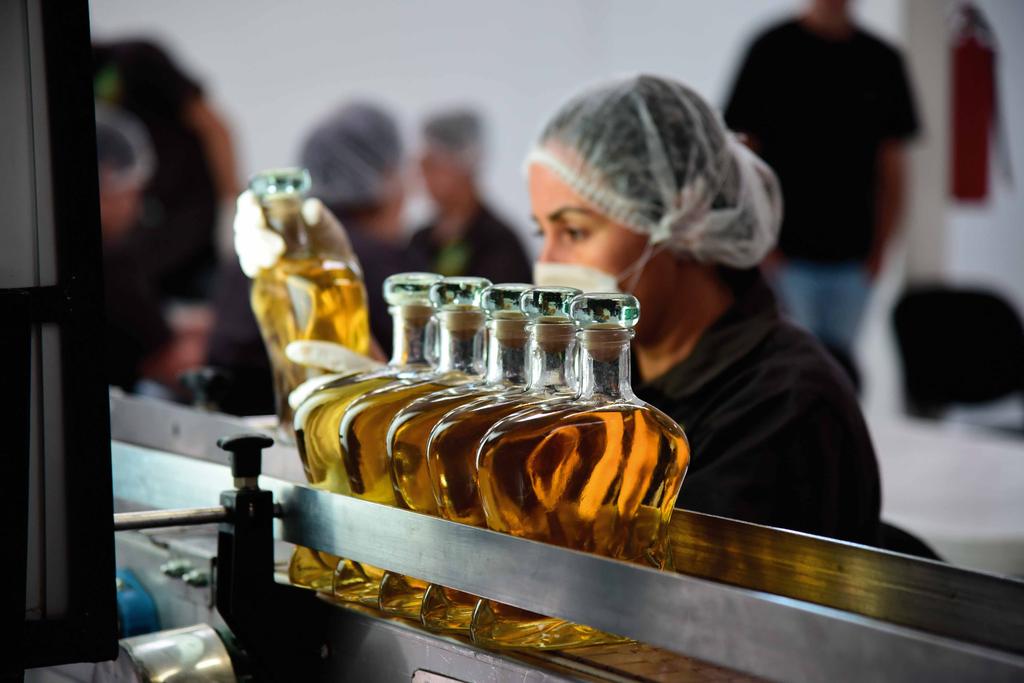 Regulaciones Distribución Nuestros procesos de producción son estrictamente regulados por el Gobierno mexicano bajo las siguientes Normas: CRT - Consejo Regulador del Tequila.
