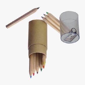 5"- 6 lapices de colores dentro un tubo de carton y un sacapuntas en la tapa.