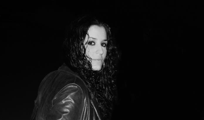En Septiembre de 2005 entra a formar parte de la banda Varianza, como compositora y una de las vocalistas del grupo.