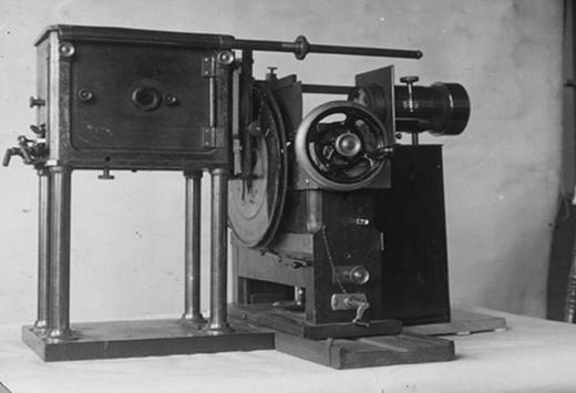 Zoopraxiscopio El Inglés Eadweard Muybridge en el año 1879 invento el Zoopraxiscopio.