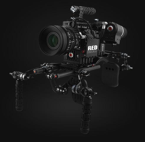 LA CÁMARA RED Vamos a comenzar a hablar de la empresa Red digital Cinema fundada por Jim Jannard y creador de las cámaras Red One, Scarlet y Epic, todas ellas son cámaras de ultra alta definición,