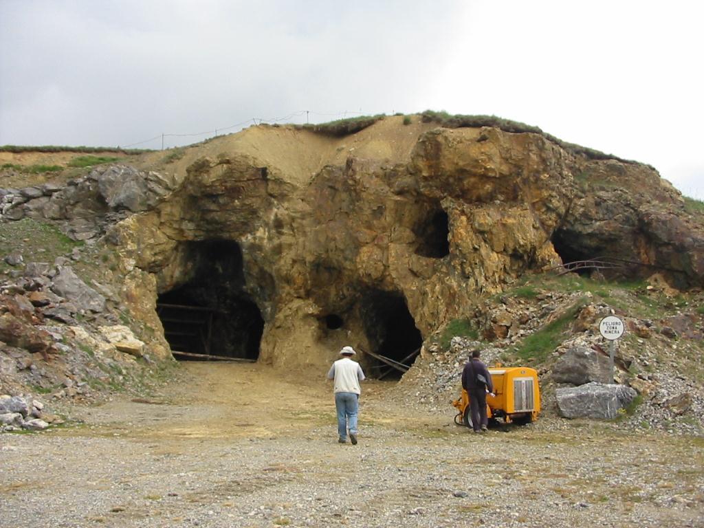 6 En este lugar había unas minas (Minas de Lanuza) de carácter filoniano. Se hallan encajadas entre los materiales del Devónico. Ahí se explotó durante años la FLUORITA.