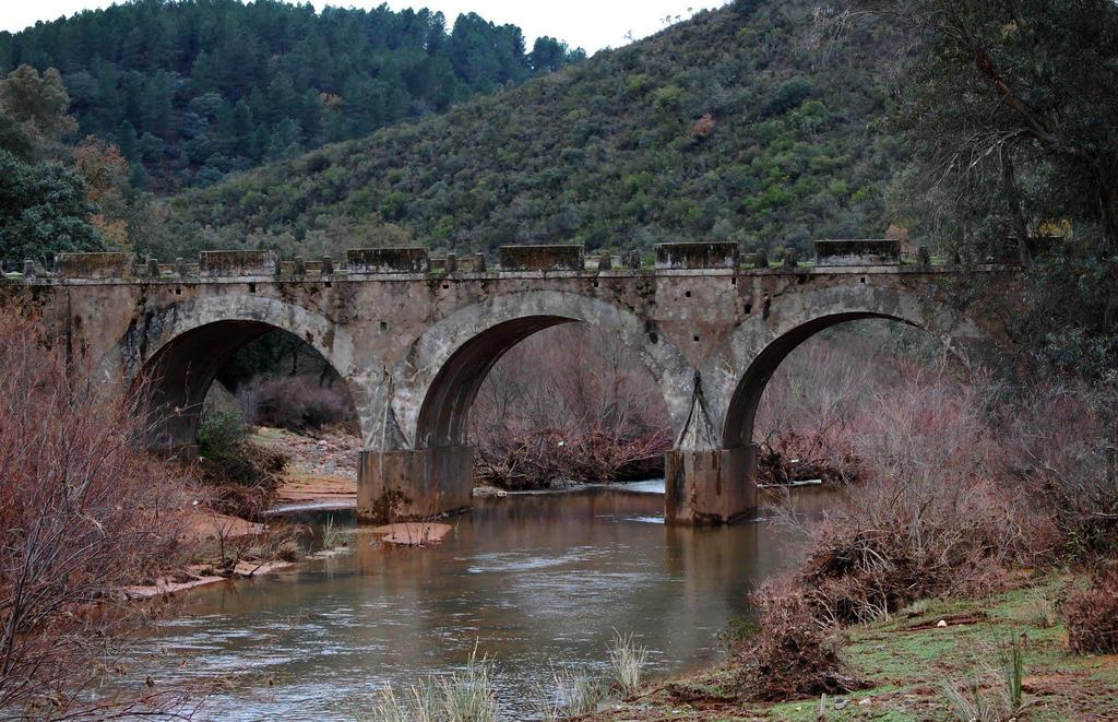 Puente sobre el Río Guadatillo.