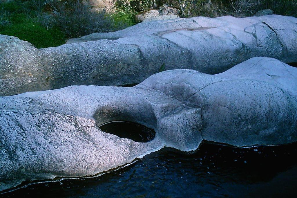 Erosión del granito en marmita de gigante.