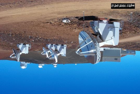 Fig.1.17. Cuatro de las antenas de SMA. Al fondo, algunos de los telescopios de Mauna Kea. Cortesía de Smithsonian Astrophysical Observatory - "Atacama Large Millimeter Array" (ALMA)(ver fig.1.18).