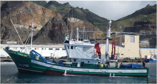 Figura 1. Pesquero SANTO NIÑO Figura 2. Zona del accidente 1. SÍNTESIS El día 5 el pesquero SANTO NIÑO partió del puerto de Santa Cruz de Tenerife para pescar atún con cebo vivo.
