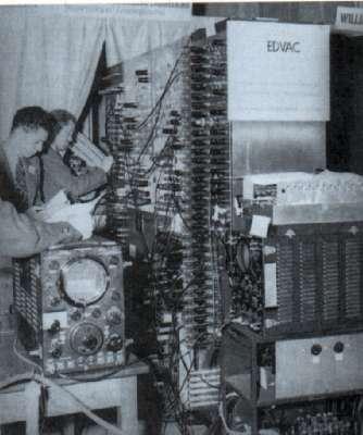 1949 John Von Neumann creó la EDVAC, ideo colocar las instrucciones en la misma memoria que los datos, escribiéndolas de la misma forma, en código binario.