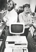 El resultado fue el primer computador Apple. A fines de 1976 está listo el modelo el Apple II.