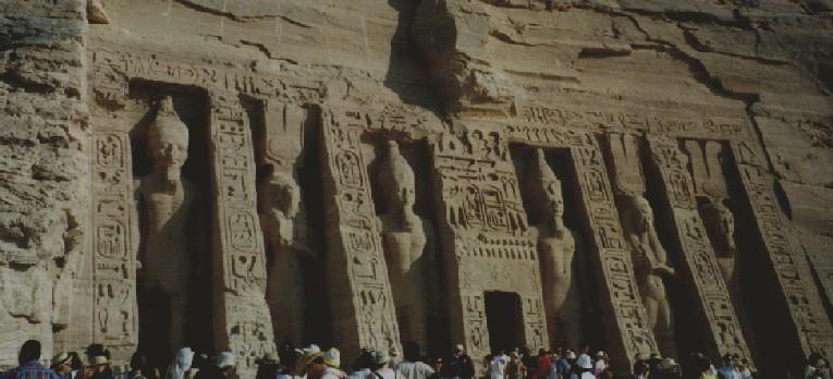 Sobre entrada en talud se excavan seis nichos con estatuas (dos colosos de Nefertari flanqueado cada uno por dos