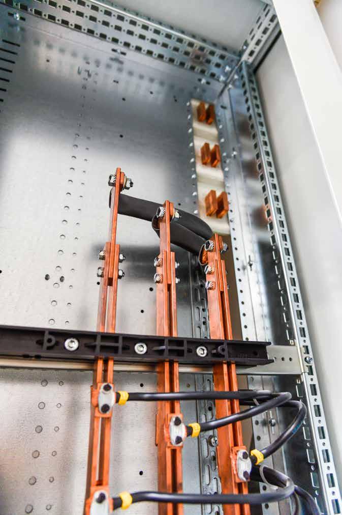 El diseño de los armarios autoportantes de la gama Eldon Power System, denominada EPS, se basa en los armarios autoportantes existentes de acero dulce MKS y MCS, y permite construir paneles de