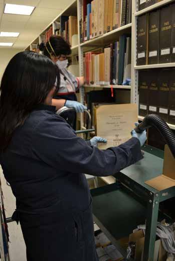 Limpieza de la colección bibliográfica Como una medida de conservación preventiva de nuestra colección bibliográfica, periódicamente, se realiza la limpieza del acervo.