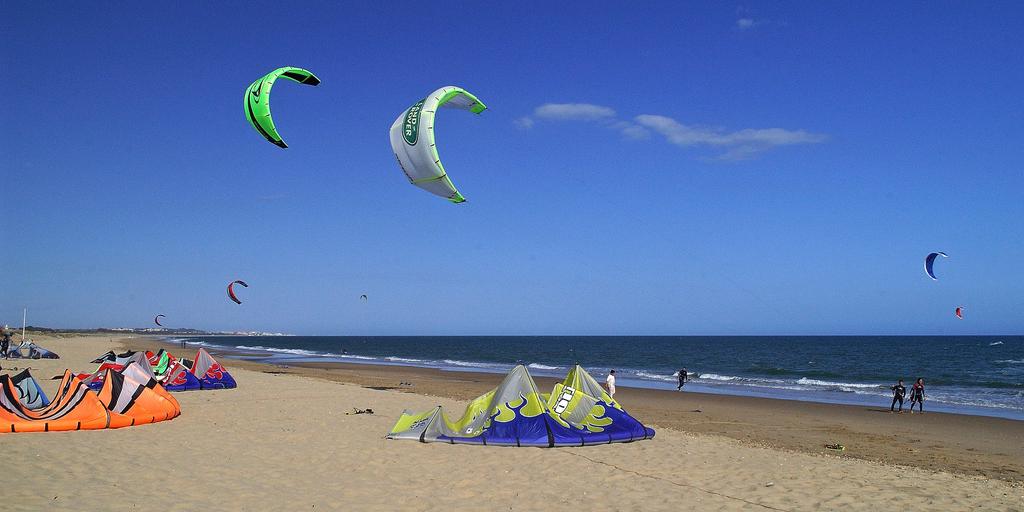 CURSO DE KITESURF EN ANDALUCÍA Curso de iniciación Kitesurf, Bautismo de Kayak, Alojamiento Isla Cristina - Huelva - 7 días Isla Cristina nos ofrece una de las mejores playas de Andalucía para la