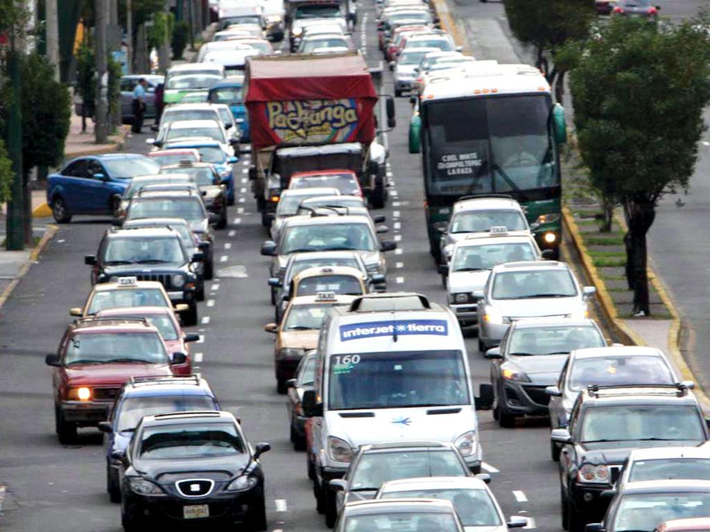 RUMBO AL COLAPSO 65,000 personas en vehículos particulares 94,000 en transporte público 14 Km/h velocidad promedio 60% de los traslados tardan