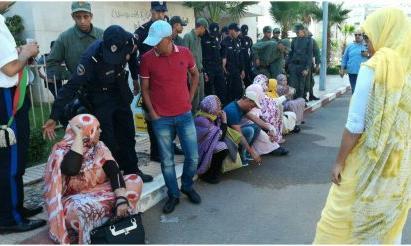 10.- Las autoridades marroquíes dispersan a golpes la protesta pacífica que desde la semana pasada mantenían en Rabat una veintena de familiares de los presos políticos saharauis frente a la