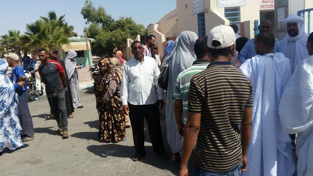 - Ciudadanos saharauis se congregan en señal de protesta frente a un hospital de Dajla en el que fue ingresada la joven saharaui de 24 años asesinada por colonos marroquíes para efectuar la autopsia.